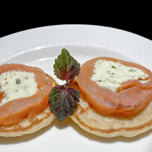 blini van gerookte zalm met boursin